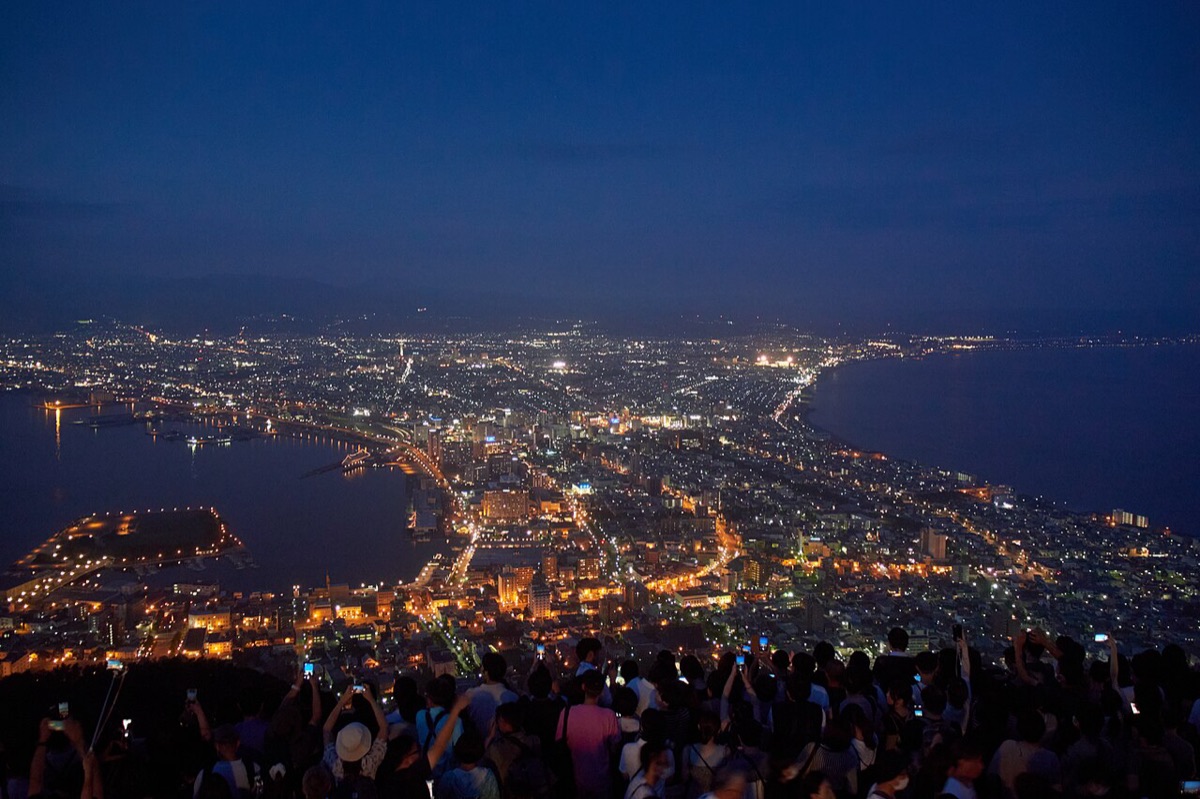 從函館山山頂俯瞰的函館夜景,兩側海灣夾著燈火通明的市區