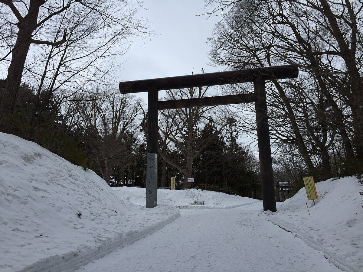 北海道冬天積雪的北海道神宮參道與鳥居,說明雪地防滑與穿搭需求