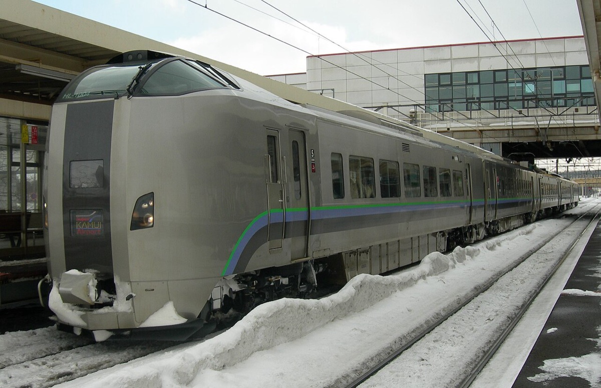 停靠在積雪月台的JR北海道789系特急列車,北海道自由行不開車的主要交通工具