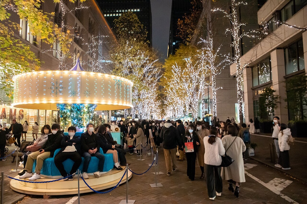 日本聖誕點燈期間東京丸之內仲通香檳金色燈飾行道樹與人潮