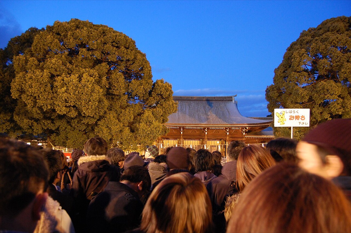 元旦清晨在東京明治神宮排隊等候初詣參拜的人潮，日本跨年新年參拜景象