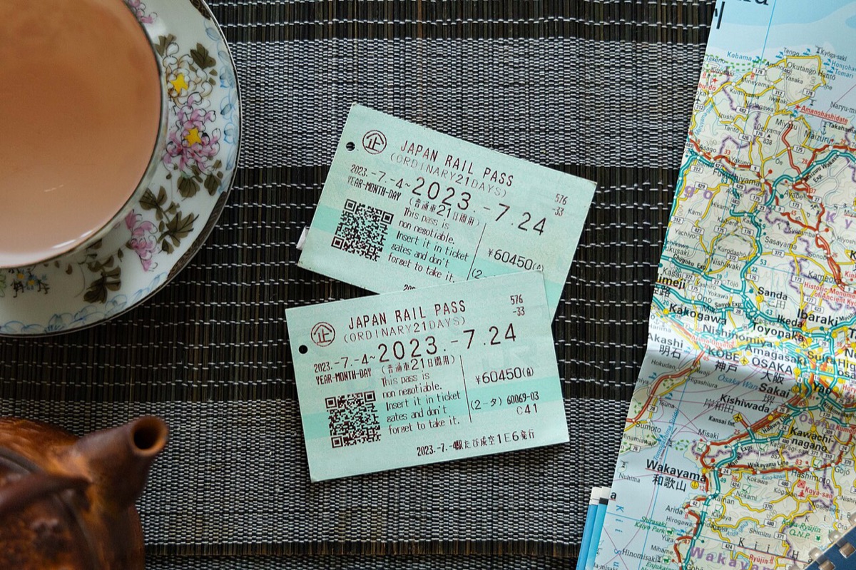 桌上兩張普通車21日用的JR Pass日本鐵路通票與關西地圖