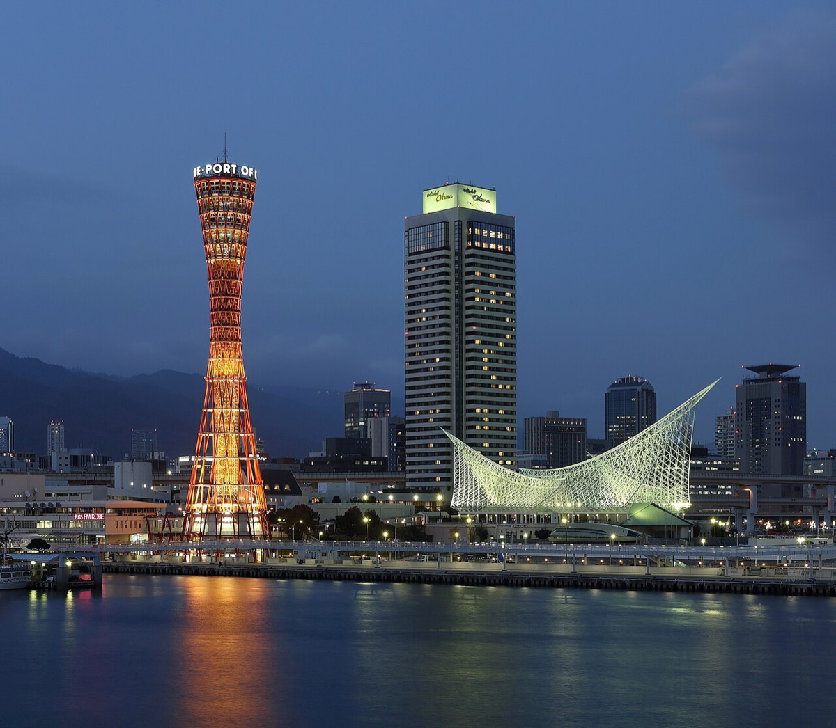 黃昏點燈的神戶塔與神戶海洋博物館倒映在神戶港,神戶一日遊夜景