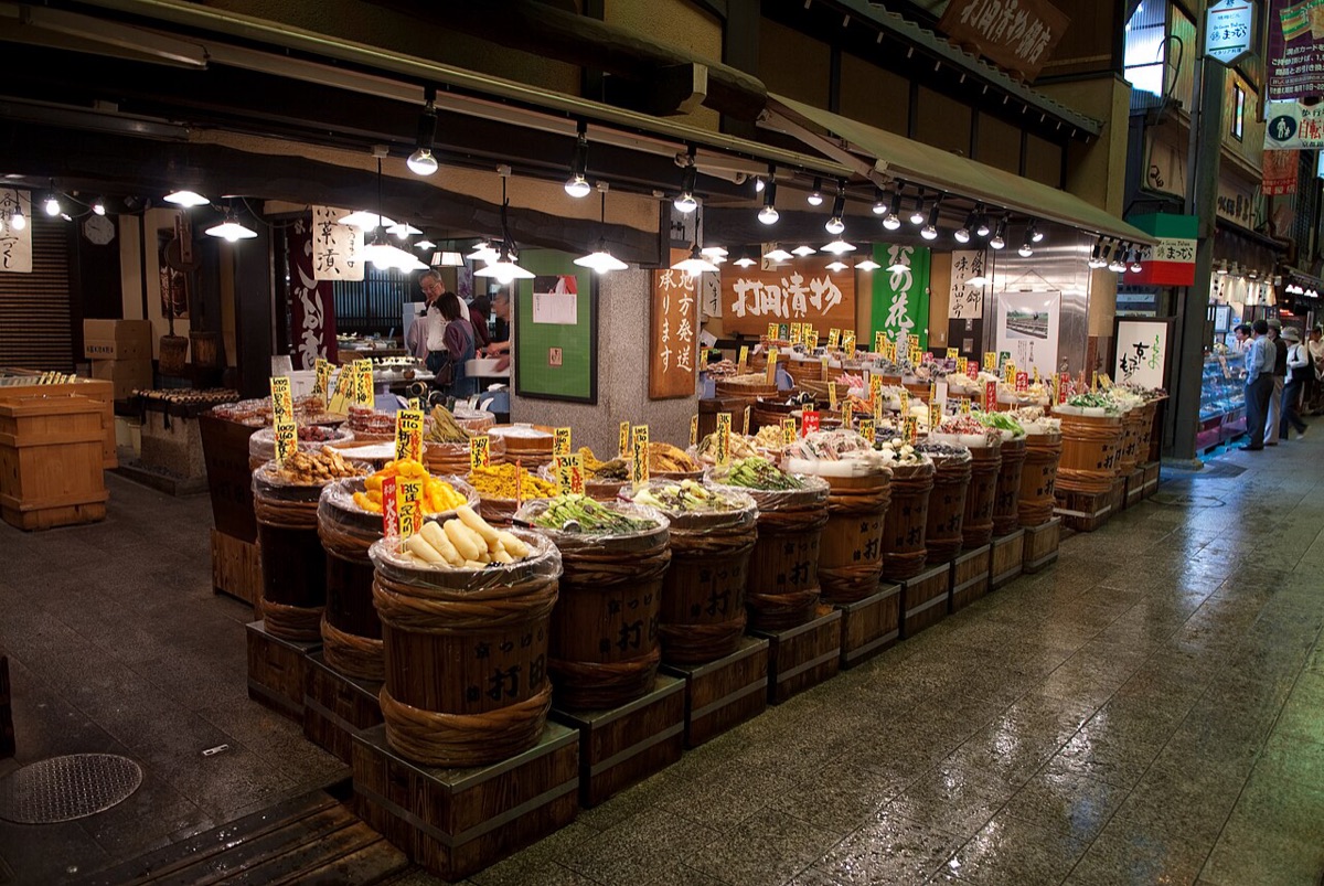 京都美食集中地錦市場裡擺滿木桶醃漬物的老舖