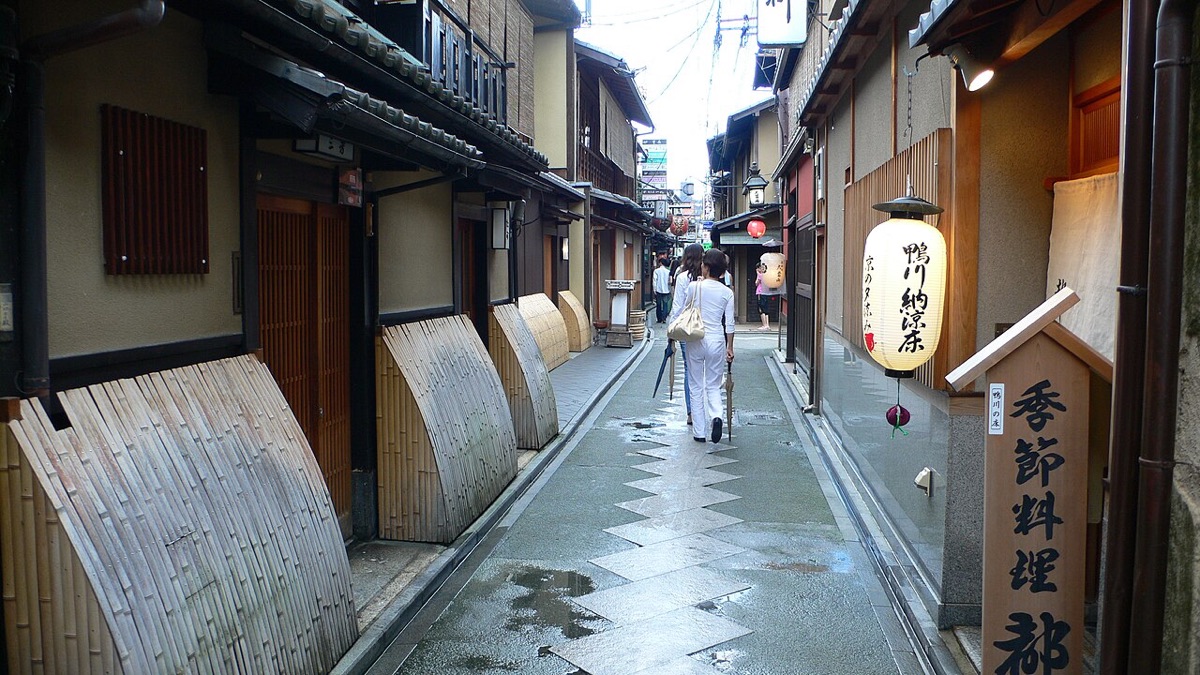 京都住宿推薦區域四條河原町旁的先斗町石板小巷與町家