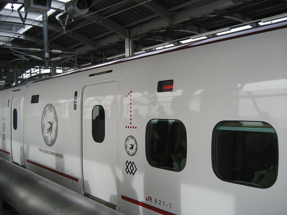 停靠在月台上的九州新幹線800系列車，車身印有THE KYUSHU SHINKANSEN字樣，九州自由行交通的主力