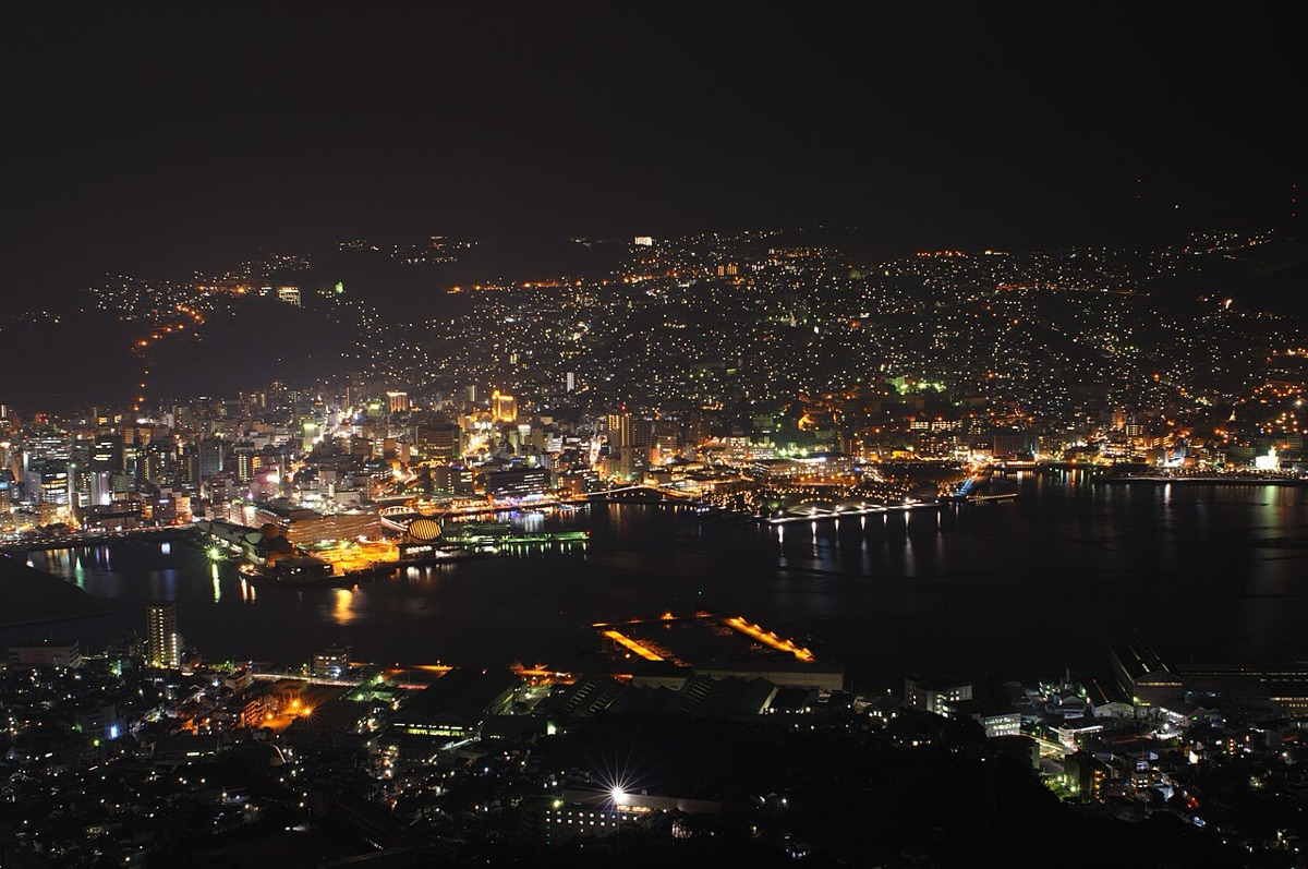 從稻佐山展望台俯瞰的長崎夜景，港灣與山坡上的市街燈火連成一片