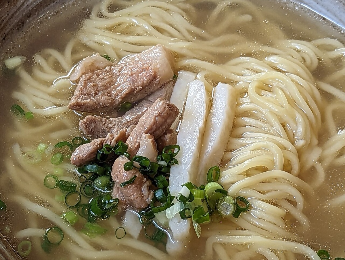 沖繩美食代表沖繩麵，清澈豬骨柴魚湯頭上放著燉豬肉、魚板與青蔥