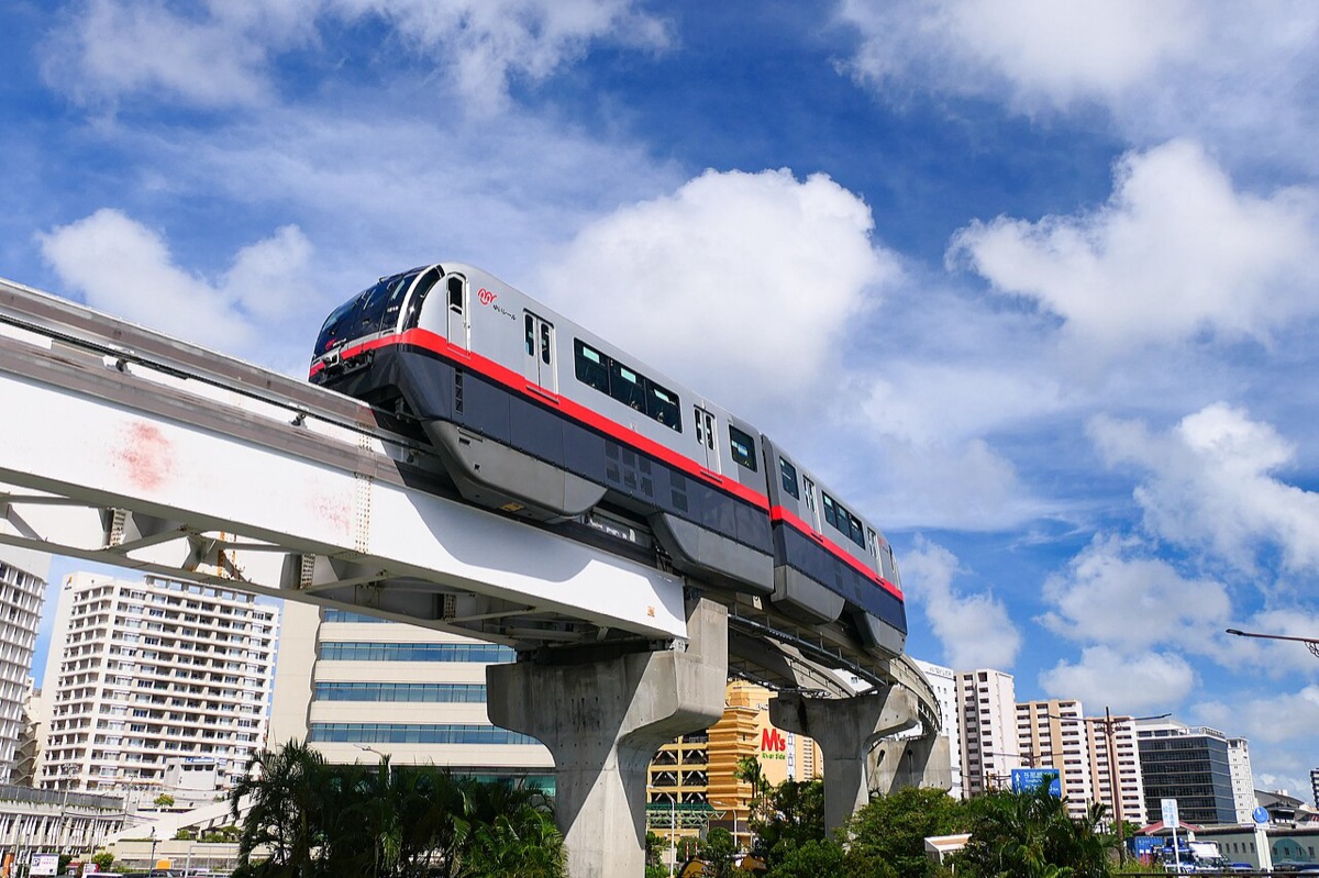 藍天下行駛在那霸市區高架軌道上的沖繩單軌電車ゆいレール，沖繩自由行不開車的主要交通工具