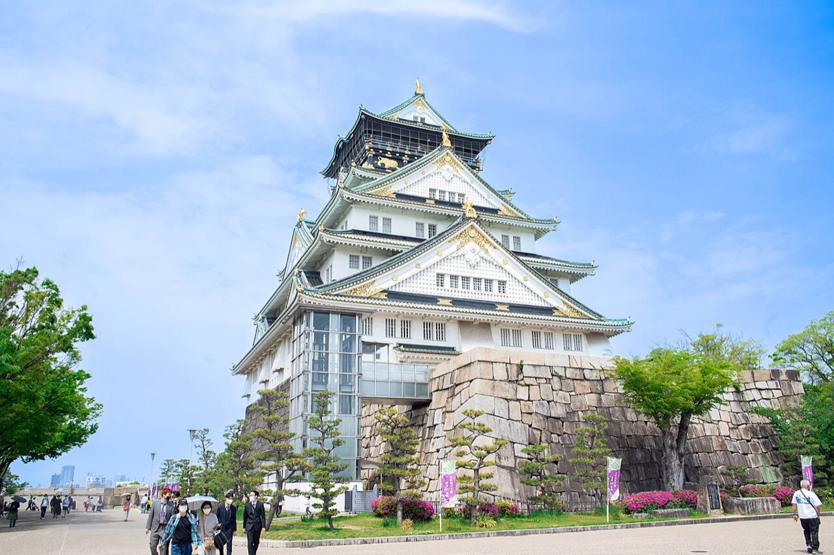 晴天下的大阪城天守閣,大阪周遊卡可免費入場的代表景點