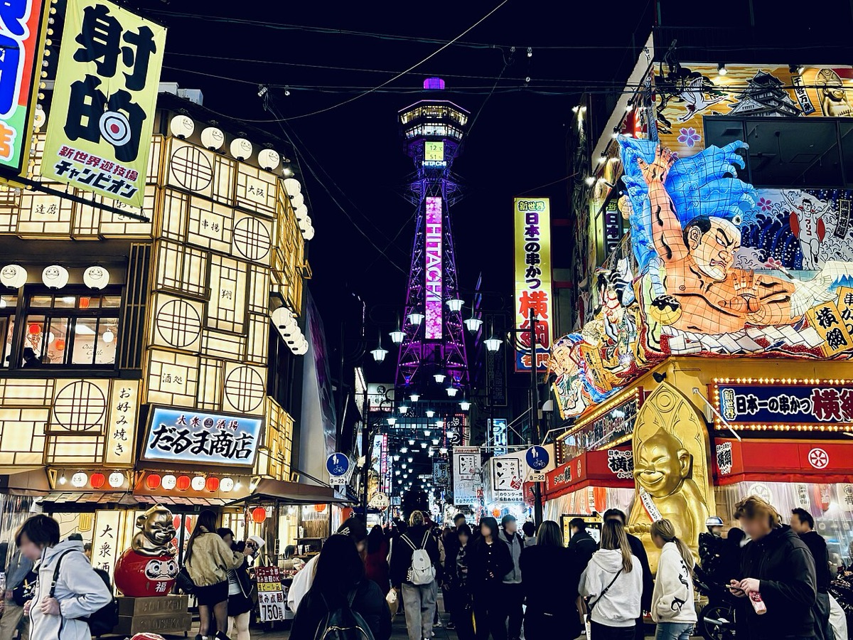 大阪景點推薦中的新世界夜景，霓虹招牌與遠方點燈的通天閣