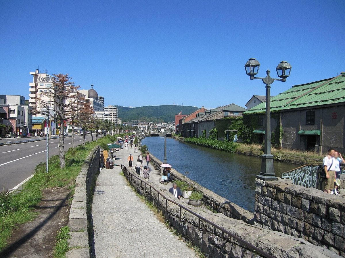 晴天下小樽運河旁的石造倉庫與步道瓦斯燈,小樽一日遊必訪景點