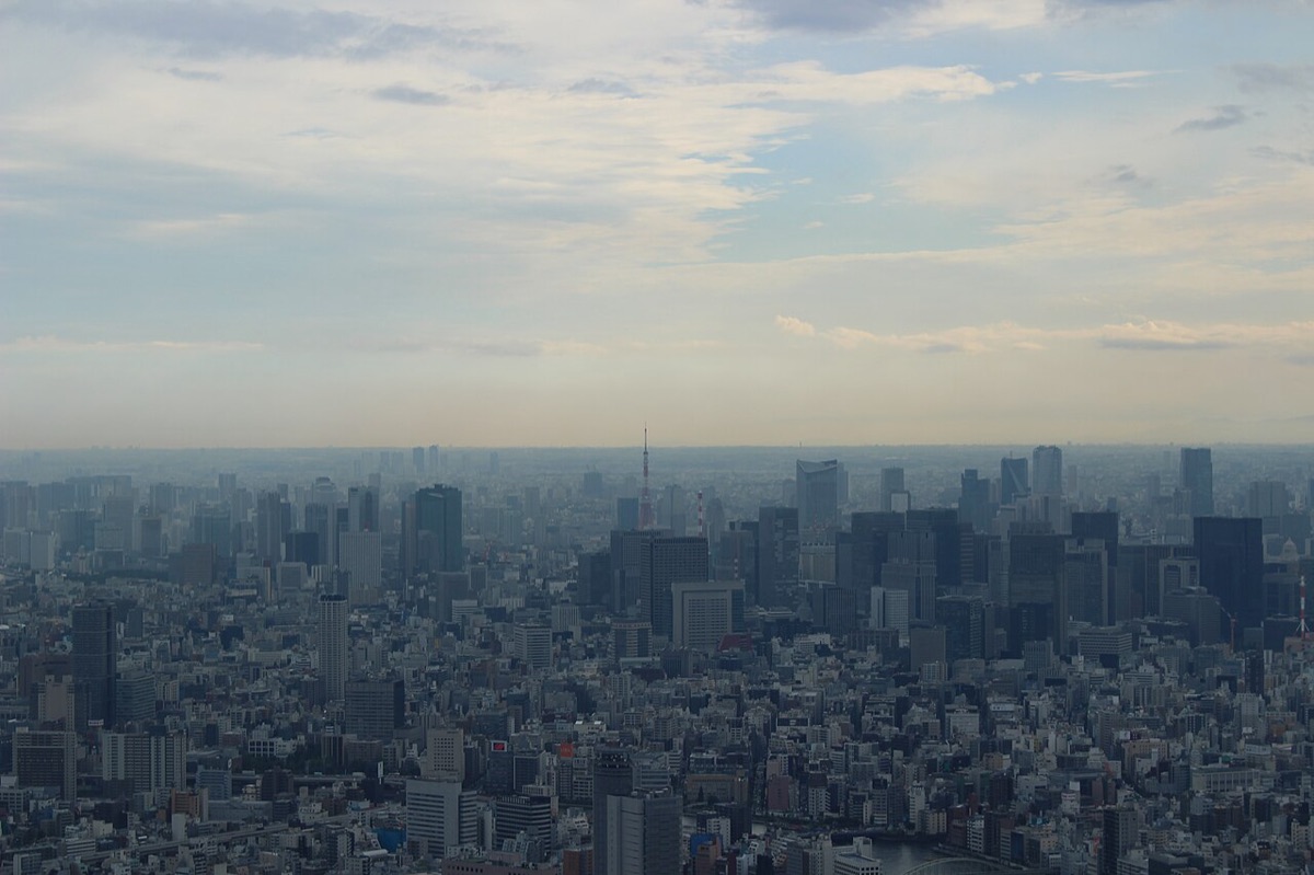 東京自由行行程第一站從東京晴空塔眺望的市區天際線,遠方可見東京鐵塔