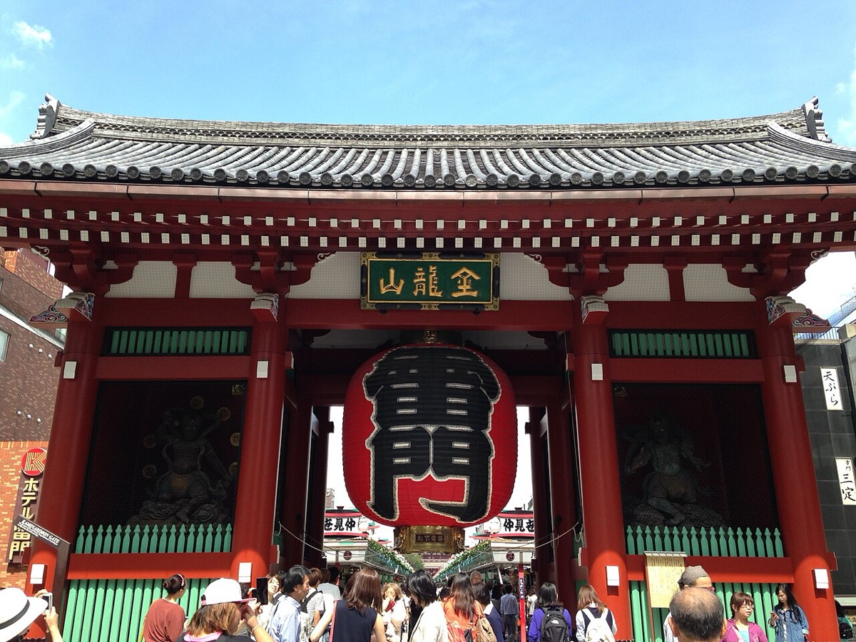 東京景點推薦首選淺草寺雷門,紅色大燈籠下滿是遊客
