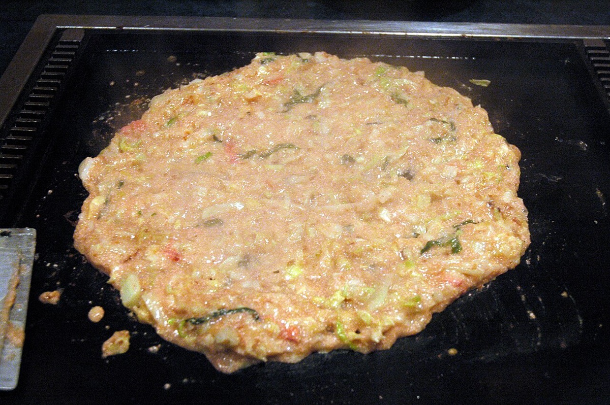 東京美食推薦代表月島文字燒,在鐵板上煎成薄餅狀的明太子文字燒