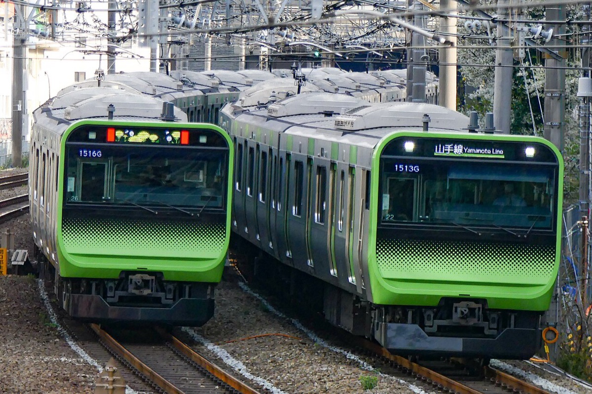東京自由行交通必搭的JR山手線E235系綠色電車並排行駛
