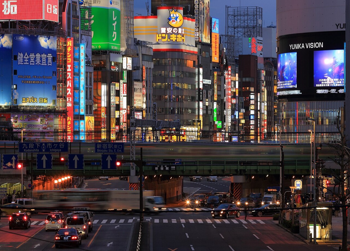 東京住宿推薦熱門區域新宿站東口一帶的夜晚霓虹街景