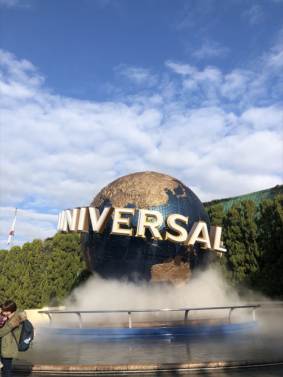 日本環球影城入口前的環球地球儀與噴霧,晴天藍天背景