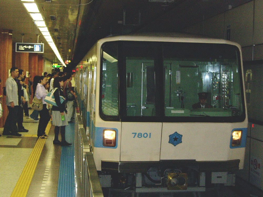 A rubber-tired train of the Sapporo Municipal Subway Toho Line at the platform