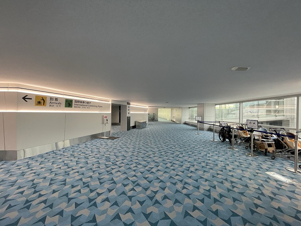 The international arrivals mezzanine at Haneda Airport Terminal 2