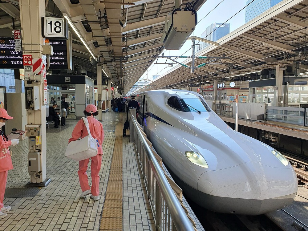 An N700S Shinkansen at a platform in Tokyo Station
