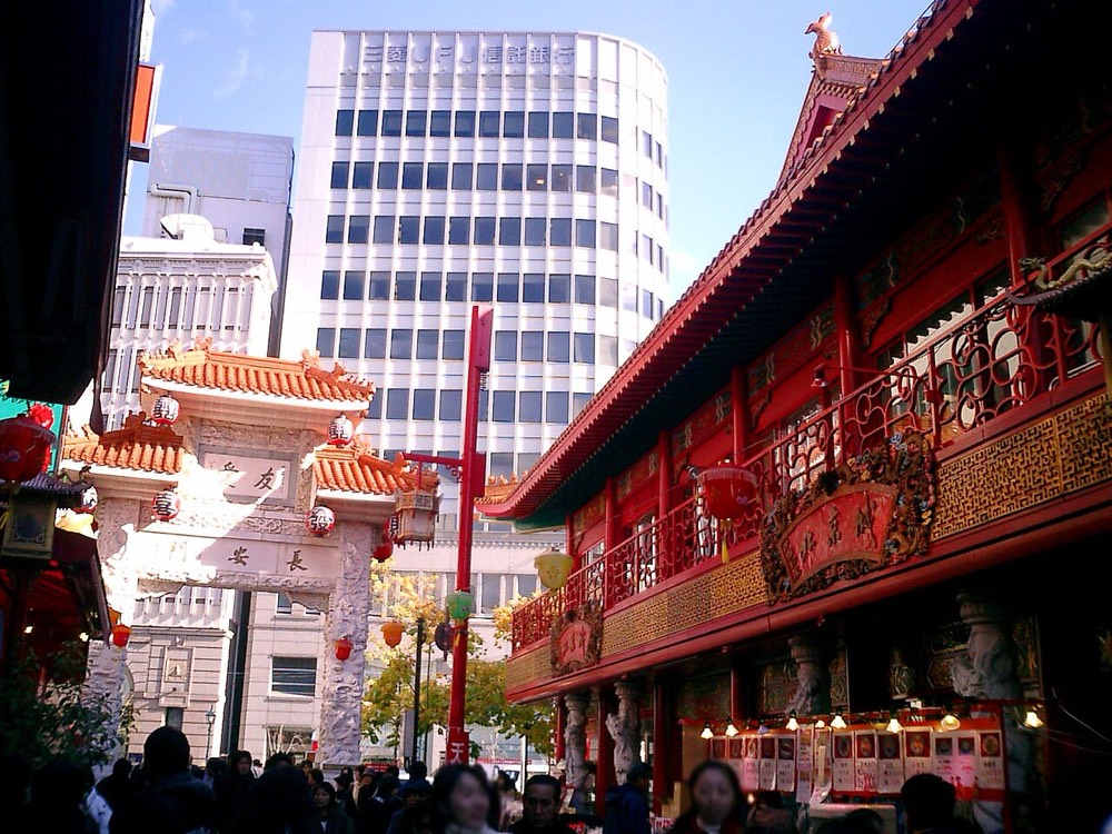 The Chinese-style gate and red buildings of Nankinmachi