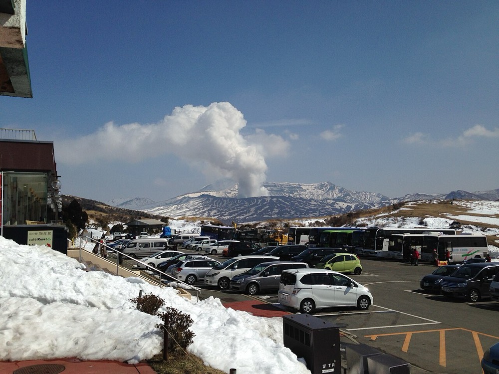 Mt. Aso Nakadake seen from the Kusasenri rest house, with grassland at its foot