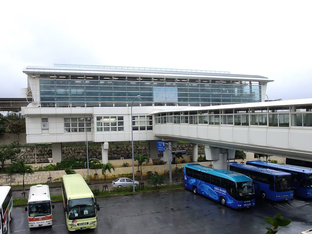 A monorail train and the elevated track at Naha Airport Station