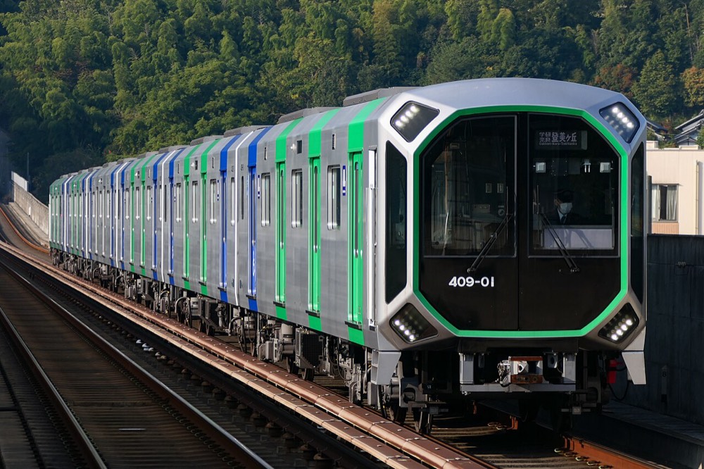 An Osaka Metro Chuo Line 400 series train arriving at a station