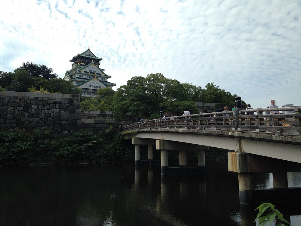 Gokurakubashi Bridge in front of Osaka Castle Main Tower with surrounding greenery