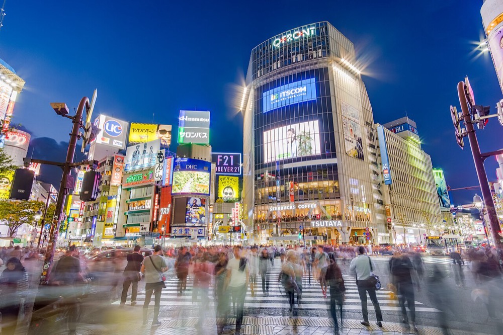 Crowds crossing the Shibuya Crossing on a green light