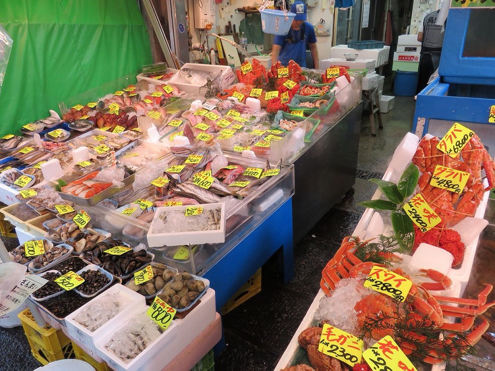Shops and crowds at Tsukiji Outer Market