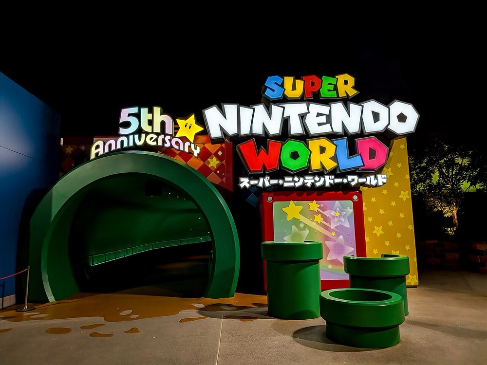 Anniversary decoration at the entrance of Super Nintendo World