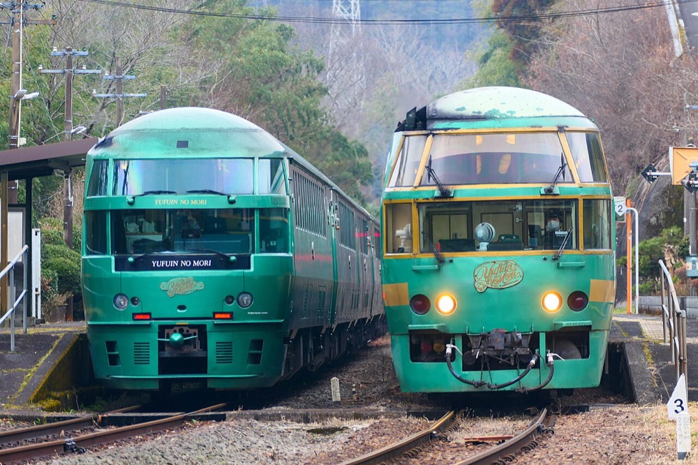 The green Yufuin no Mori train at a platform
