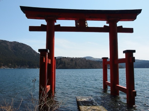立在蘆之湖水中的箱根神社紅色鳥居，箱根一日遊必訪景點