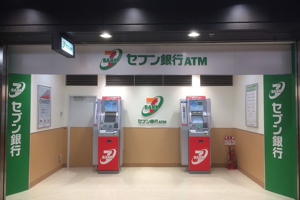 大阪地下街的 Seven Bank ATM，可用海外卡提領日圓，是日本換匯以外的現金管道