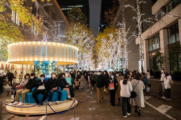 日本聖誕點燈期間東京丸之內仲通香檳金色燈飾行道樹與人潮