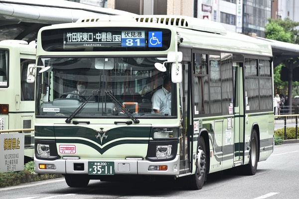 停靠在京都車站前的京都市巴士，京都景點交通最常用的公車