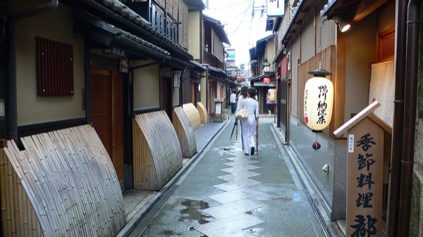 京都住宿推薦區域四條河原町旁的先斗町石板小巷與町家