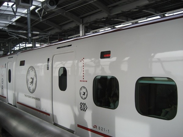 停靠在月台上的九州新幹線800系列車，車身印有THE KYUSHU SHINKANSEN字樣，九州自由行交通的主力