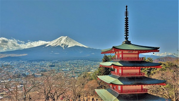 新倉山淺間公園的忠靈塔五重塔與積雪的富士山，富士山一日遊經典景色