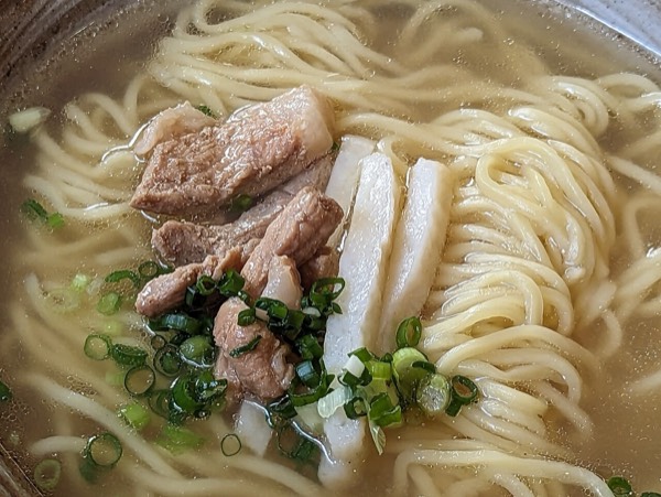 沖繩美食代表沖繩麵，清澈豬骨柴魚湯頭上放著燉豬肉、魚板與青蔥