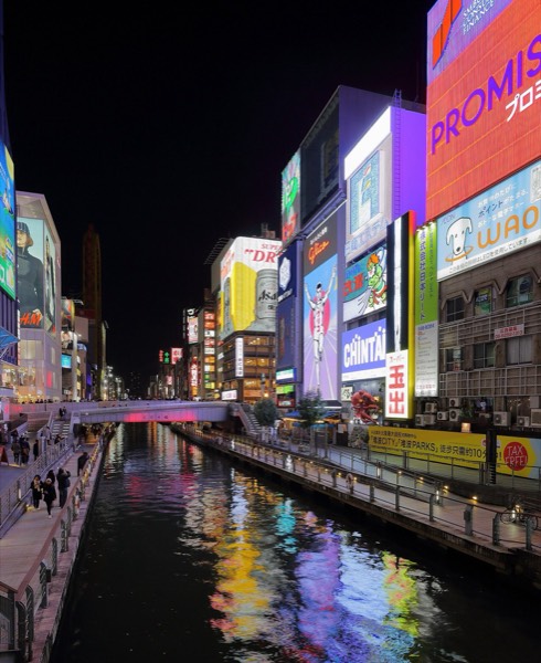 大阪自由行行程必訪的道頓堀夜景，運河兩岸霓虹招牌與固力果跑跑人