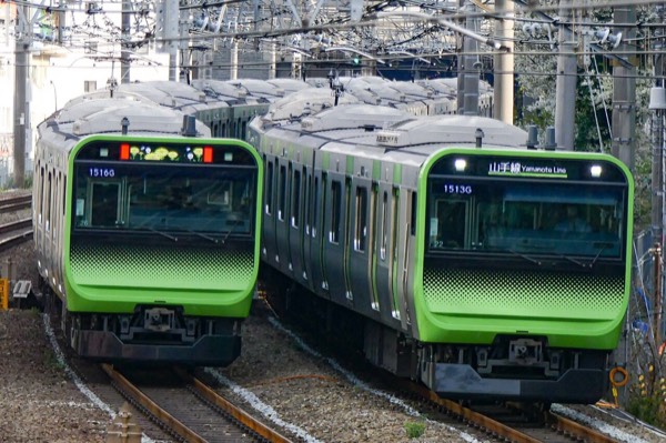 東京自由行交通必搭的JR山手線E235系綠色電車並排行駛
