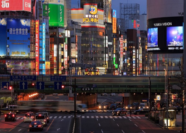 東京住宿推薦熱門區域新宿站東口一帶的夜晚霓虹街景